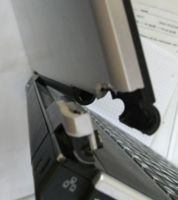 Linke Seite der Displayhalterung vom Notebook abgebrochen