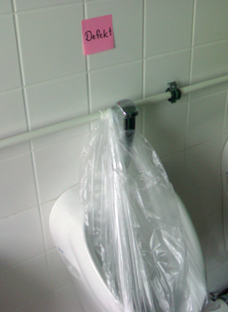 Pissoir mit Zettel -Defekt-